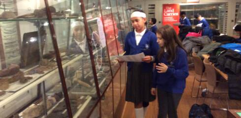 EPS Year 6 visit the Petrie Museum!